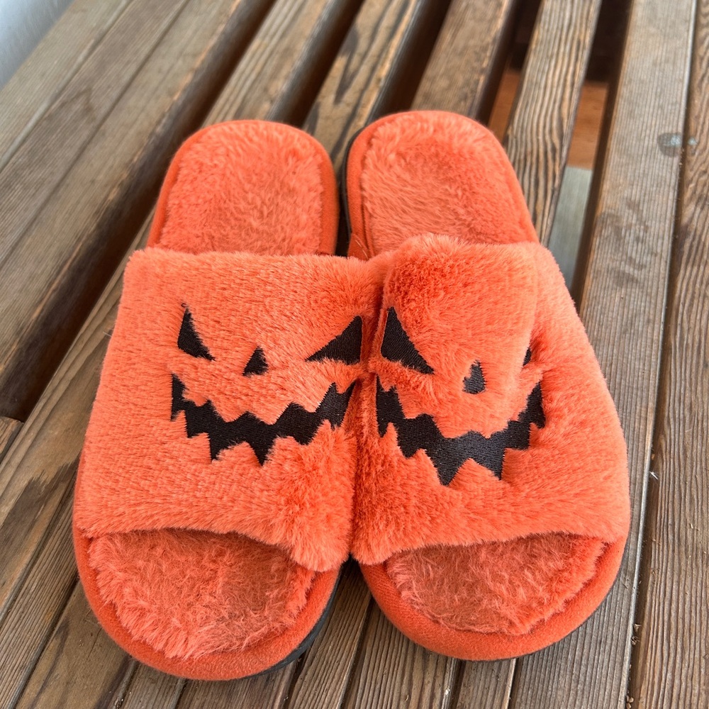 Women’s Spooky Pumpkin Face Slippers‎ - Orange size 9.5/10